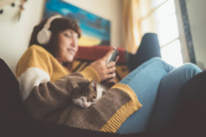 woman on the phone listening to music